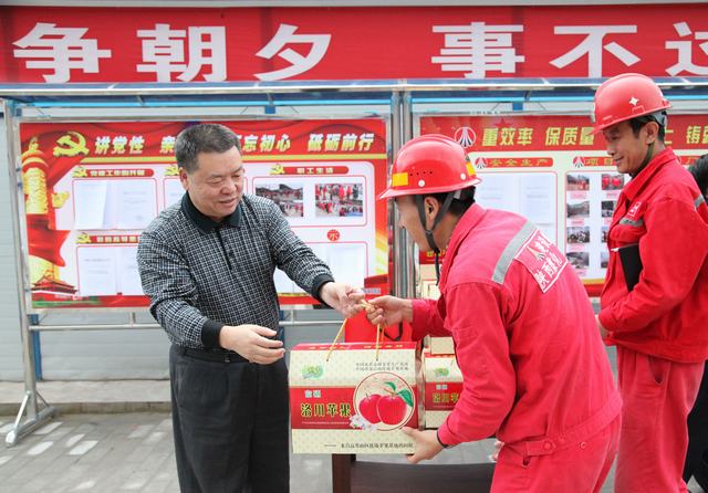 bcw8白菜网论坛总经理助理、建设集团联合党委书记、董事长宁兴刚一行深入矿建二公司冶坪项目部慰问一线职工