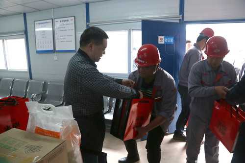 bcw8白菜网论坛总经理助理、建设集团联合党委书记、董事长宁兴刚一行深入基层慰问一线员工