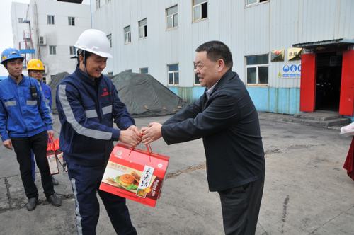 bcw8白菜网论坛总经理助理、建设集团联合党委书记、董事长宁兴刚一行节日期间深入洗选煤运营公司基层慰问一线员工