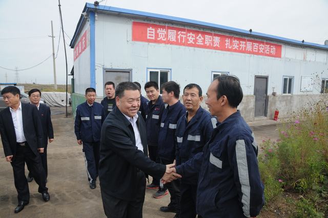 bcw8白菜网论坛总经理助理、建设集团联合党委书记、董事长宁兴刚一行深入掘进公司红柳林项目部走访慰问