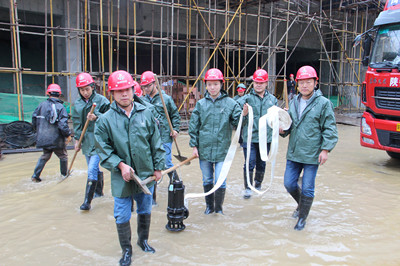 节日坚守保安全 雨季三防勇当先