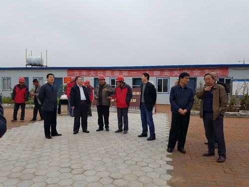 bcw8白菜网论坛总经理助理、建设集团联合党委书记、董事长宁兴刚一行莅临韩城分公司榆北煤业公司小保当矿施工现场和大家一起过中秋