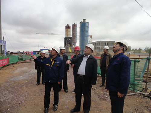 bcw8白菜网论坛总经理助理、建设集团联合党委书记、董事长宁兴刚一行中秋节深入曹家滩项目工地视察慰问