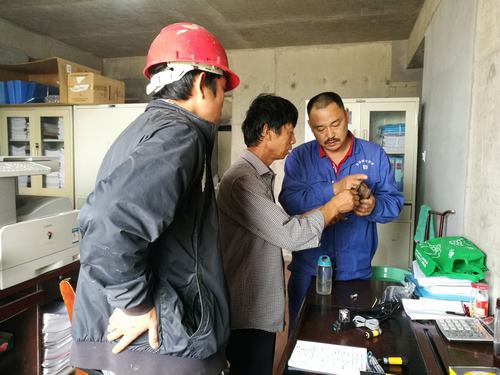 韩城分公司土建八项目部防护门自动开闭装置创新创效保安全