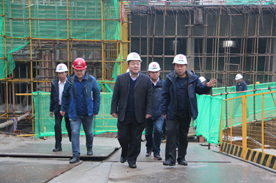 建设集团董事长宁兴刚深入汉中分公司天汉坊项目视察指导工作
