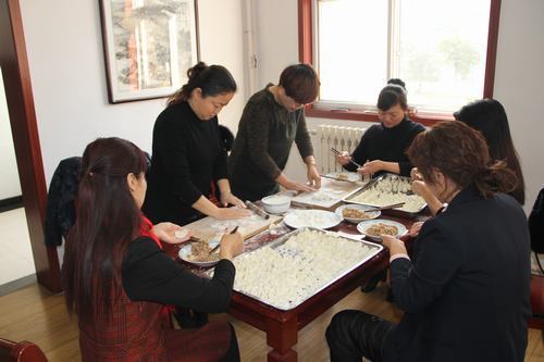 铜煤公司冬至暖心包饺子活动进行中