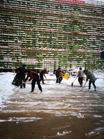 天工公司土建十五部义务扫雪保安全