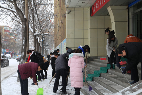 机电安装公司:义务扫雪展企业文明风采