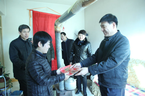 心系困难职工,情暖困难党员