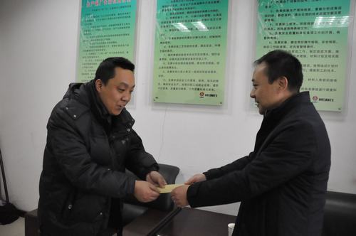 洗选煤运营公司慰问困难职工到一线