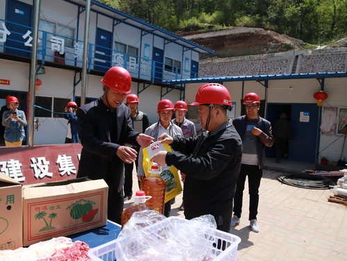 副总经理王宁一行看望慰问一线职工