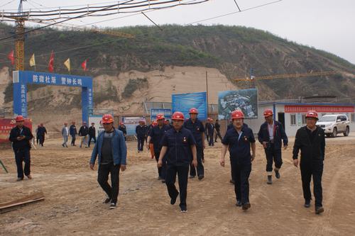 延能集团党委书记、董事长刘浩兴一行莅临视察vsport体育矿建二公司车村项目部