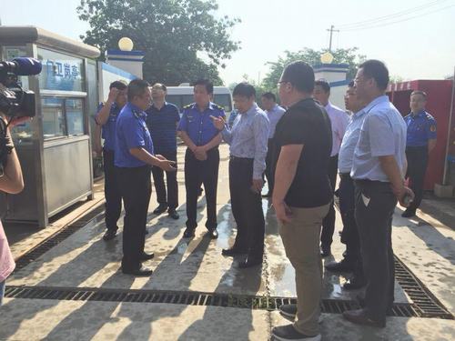 渭南临渭区副区长杨宇英赴朝阳大街拆迁安置项目督查治污减霾工作