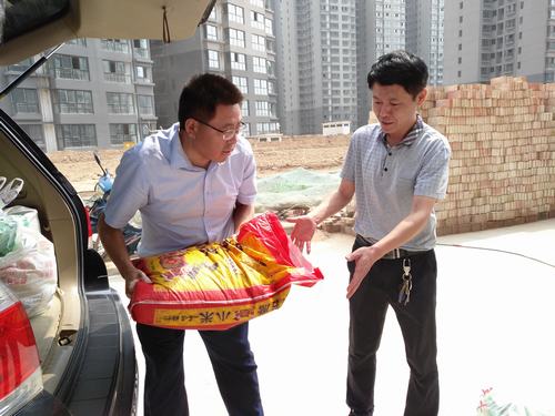 炎炎夏日送清凉 滴滴关怀暖人心