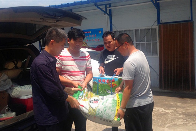 炎炎夏日送清凉  浓浓关爱沁人心