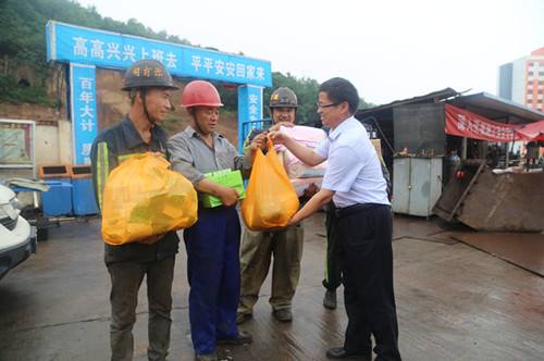 炎夏送清凉    关怀入心田