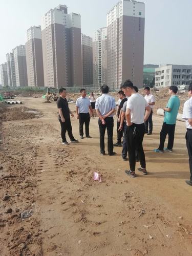 渭南市副市长郭柱国带队深入滨河小学周边配套市政工程指导工作