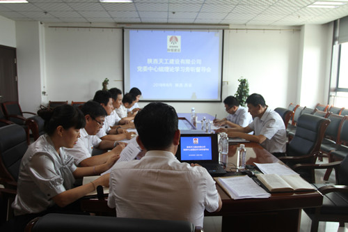 侯本英深入天工公司旁听督导党委中心组理论学习研讨