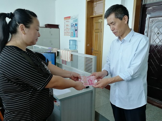 矿建三公司“金秋助学”帮困难职工子女圆大学梦