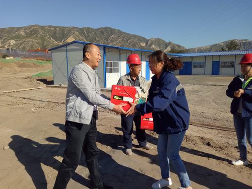 陕煤建设韩城分公司国庆慰问“暖暖的”