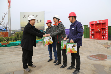 建设集团联合工会副主席陈军锋深入施工现场慰问指导工作