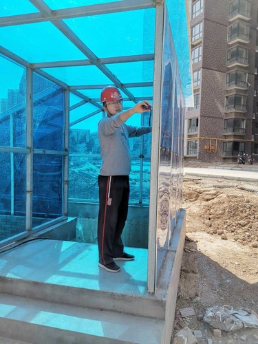 风吹浪打揉不碎,寒来暑往见精神