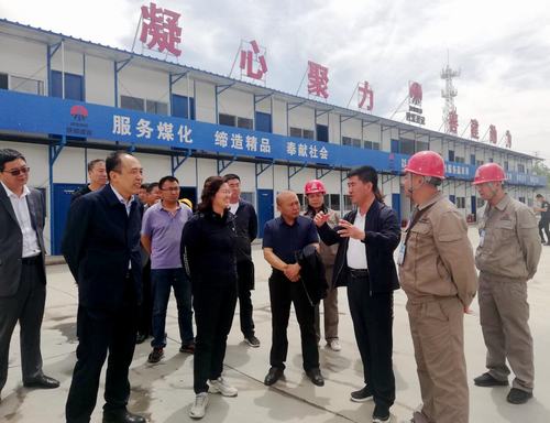 靖边县县长贺湘如一行莅临陕煤建设铜煤公司金地华府项目检查指导工作