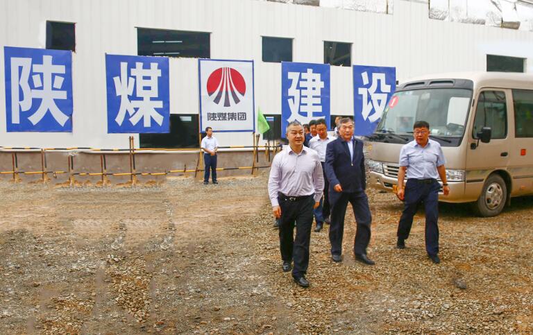 陕西省国资委党委书记邹展业、党委副书记郁伟、bcw8白菜网论坛党委书记、董事长杨照乾一行慰问陕煤建设天工公司项目部