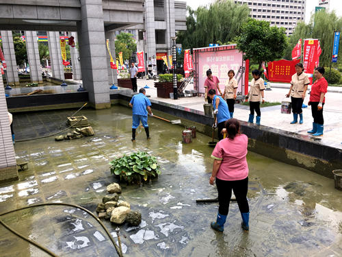 陕煤建设公司江南世纪城小区开展景观喷泉彻底清淤工作