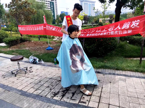 陕煤建设公司：社区来了义务理发队　免费理发暖人心