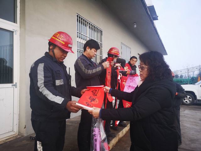 陕煤建设洗选煤运营公司澄合山阳运营项目部党支部“春联”送给一线职工