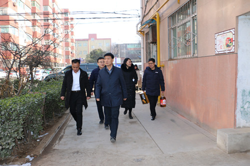 公司领导春节前夕走访慰问困难职工