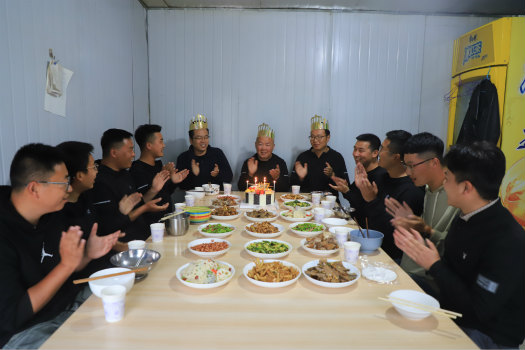 集体生日会 温暖职工心