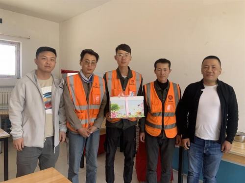 陕煤建设铜煤公司第十六项目部为职工举办“不负韶华时光,爱与责任同行”月度主题生日会