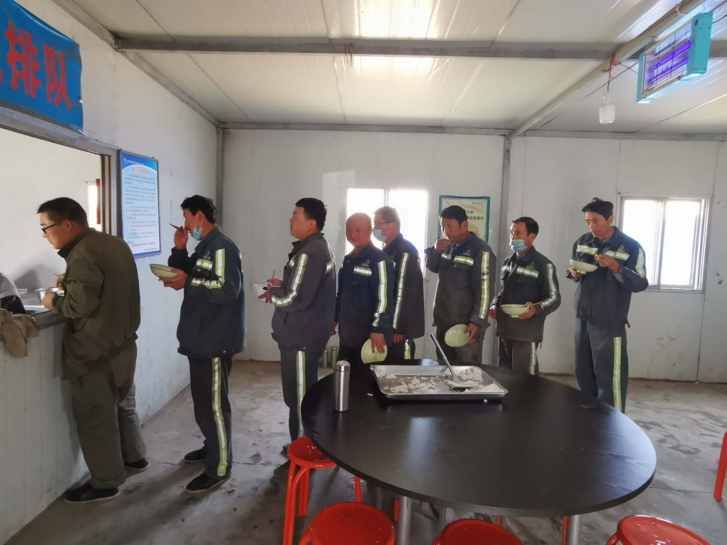 陕煤建设机电安装公司彬长项目部：关爱职工做好后勤服务