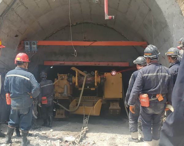 陕煤建设矿建二公司车村项目部首批综掘机顺利入井