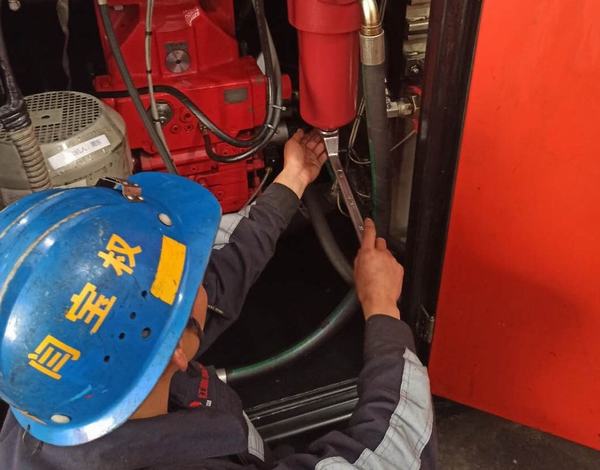 陕煤建设洗选煤运营公司红柳林洗煤厂项目部： 年节生产稳运转 养护设备出新招