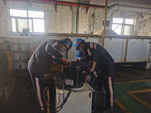 【春节一线报道】陕煤建设洗选煤运营公司红柳林洗煤厂项目部: 坚守岗位过除夕,送上“平安福”