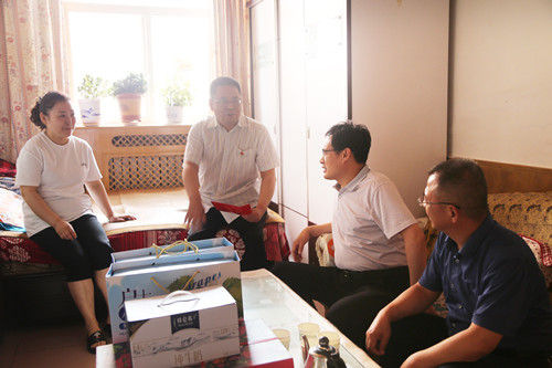 情系困难党员  走访慰问送关怀