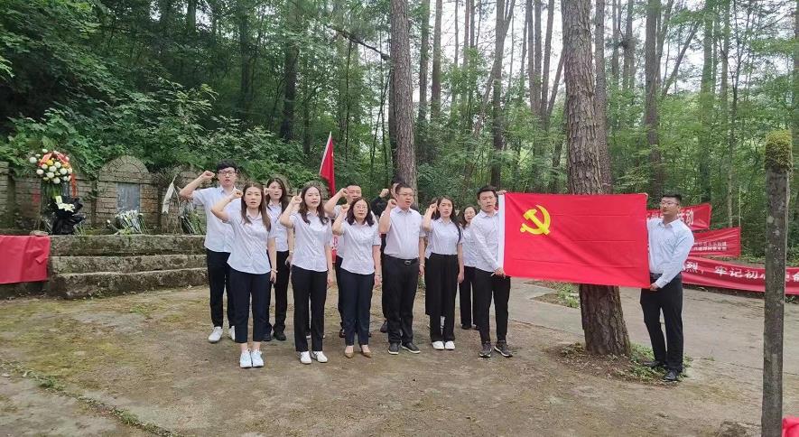 陕煤建设绿宇公司: 走进文家烈士陵园 重温入党誓词