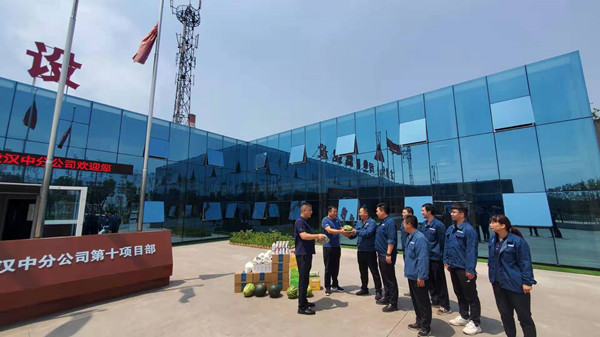 夏日送清凉 关爱到一线