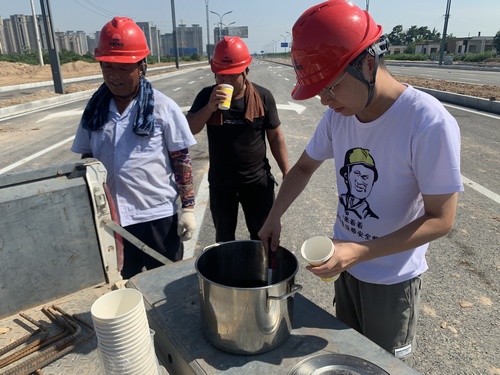 陕煤建设路桥分公司各基层项目开展“送清凉”活动