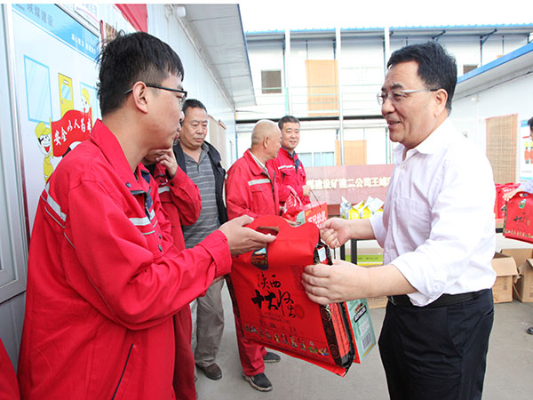 vsport体育领导国庆慰问一线员工