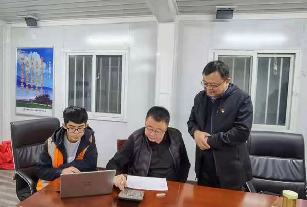 陕煤建设天工公司“机关部室走基层+党员亮身份+解惑答疑”为职工群众办实事