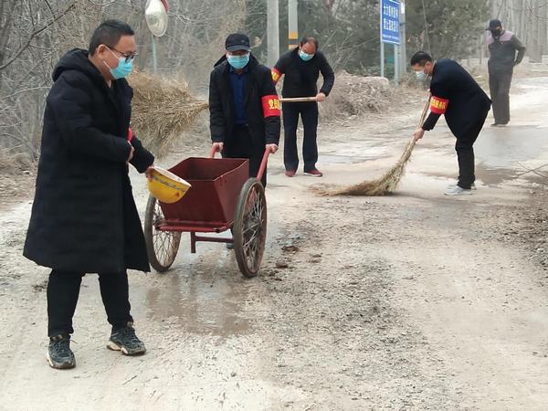 陕煤建设铜煤公司基层党员服务队清扫马路服务群众暖心路