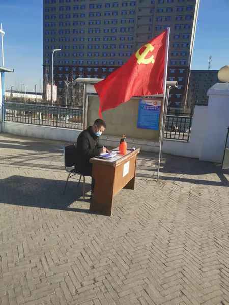 陕煤建设煤矿运营服务分公司:党旗在防疫线上飘扬