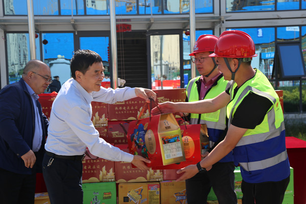 杨让顺慰问五一期间坚守岗位一线员工