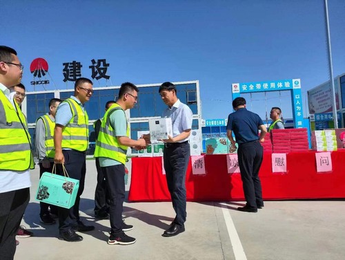 侯本英深入陕北片区项目开展“送清凉”慰问活动