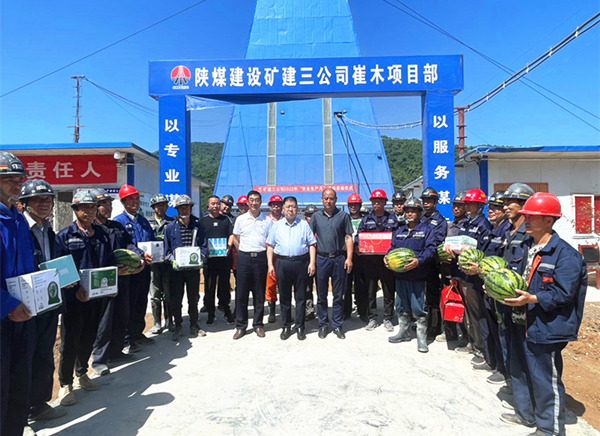 王宁深入施工一线开展慰问“送清凉”