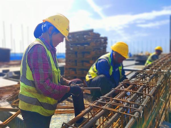 陕煤建设直属第七项目部骄阳似火坚守岗位斗酷暑